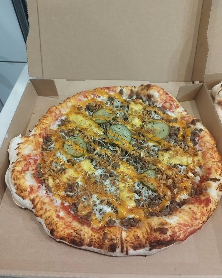Pizza gourmande à la viande et aux cornichons